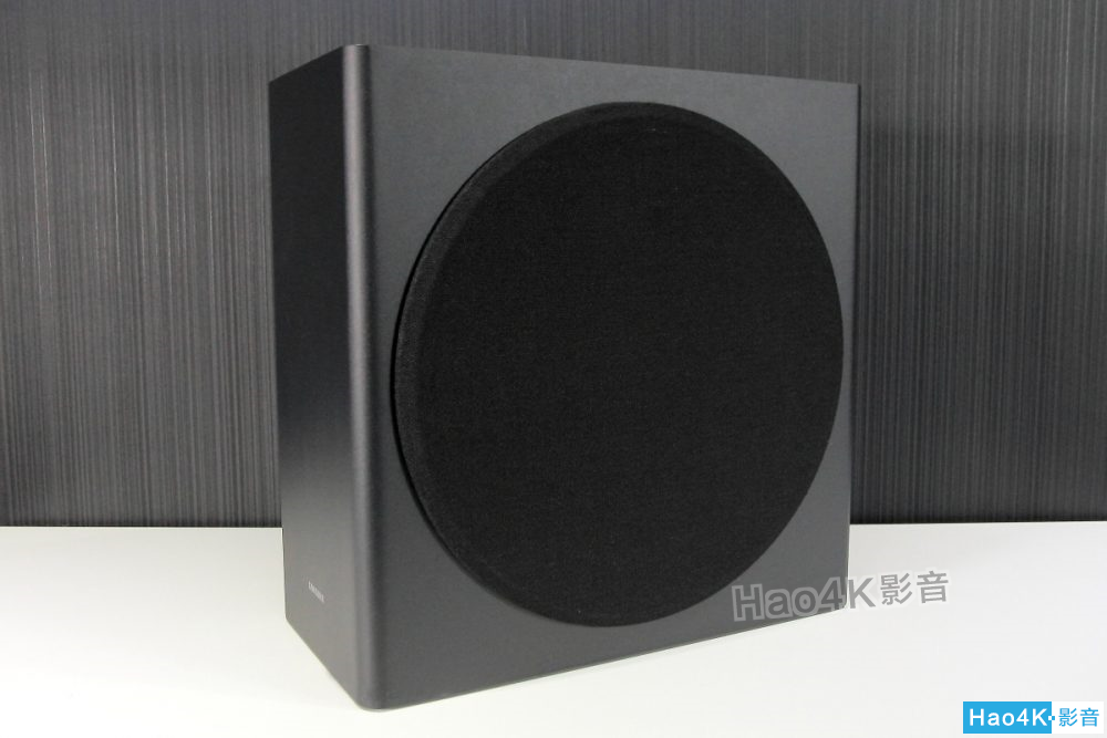 随 hw-q950t 附带一个超低音音响及一对后置环绕声道音响.