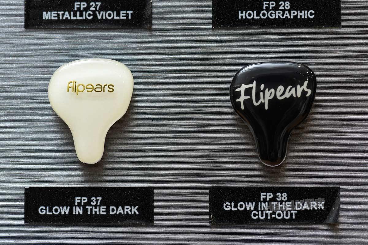 FlipEars Ʒ 2012 ڷɱÿһͺŶܳչֳȻͬԡ FlipEars  CM ʽڸ۷ۣλĸǲ൱㷺ȫչ˵ߵĲͬ