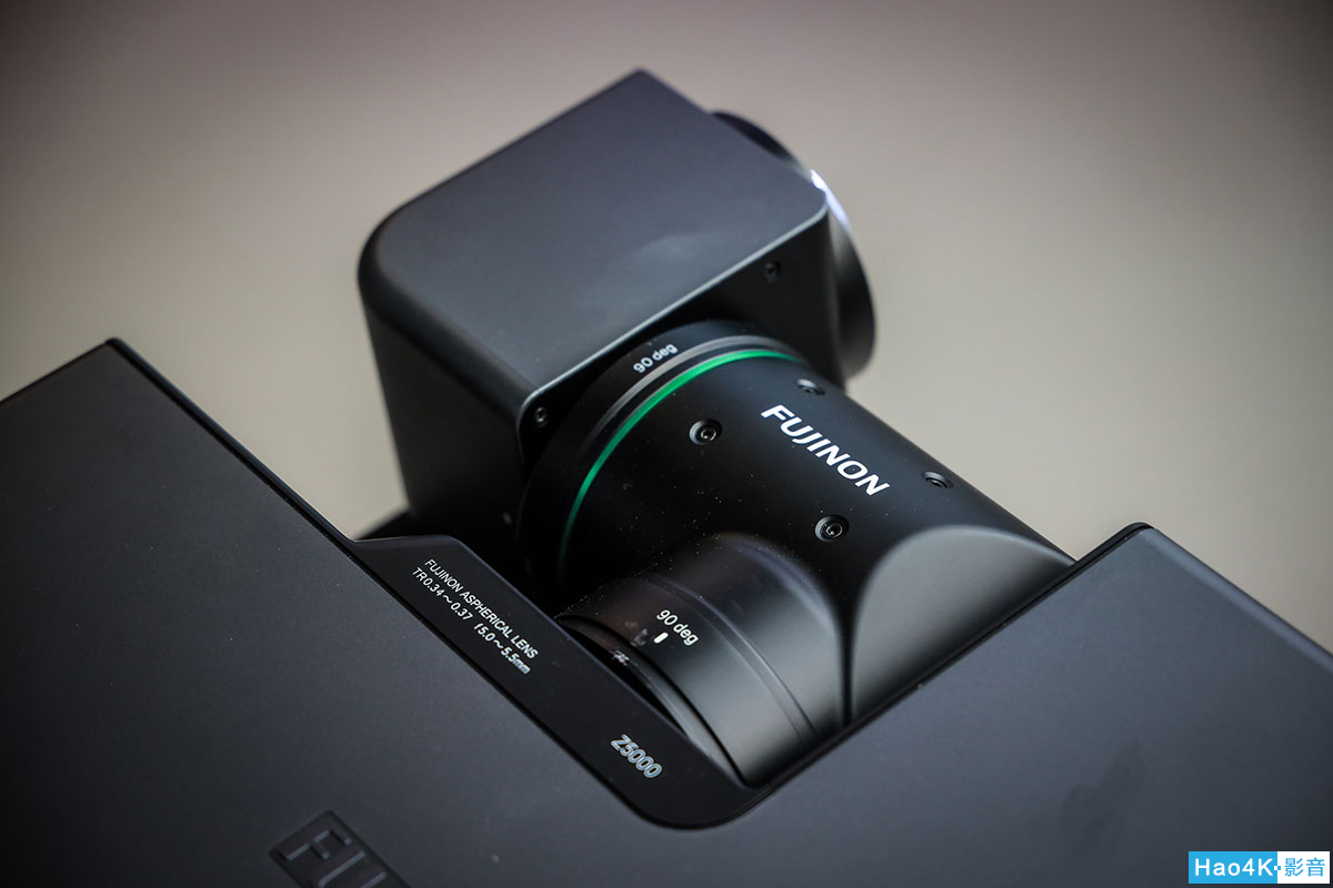 Fujifilm Ƴ FP-Z5000 һ߱˫תͷȫͶӰ FUJINON ͷӳ֮£FP-Z5000 ͶӰͷ 360 ťһ 180 תԼȵ Lens Shift ܣӦֲͬĻװʹá